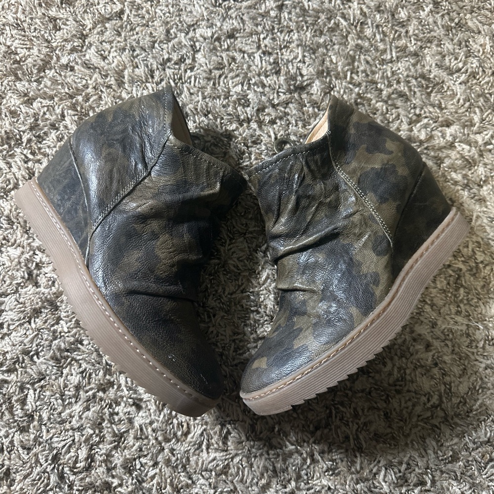 Aqua Sofft Women’s Camouflage Wedge Ankle Boots - Olive Green Size 7 1/2M